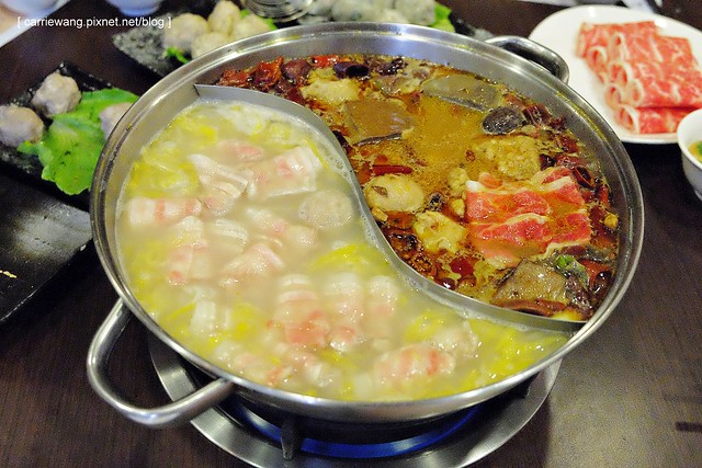 【台中火鍋推薦】小肥牛蒙古鍋@公益店。富含pitera天然酵母菌的酸白酒粕鍋好吃又清爽，10/17全省統一上市，讓暖暖的一鍋溫暖你的冬天吧！ @飛天璇的口袋