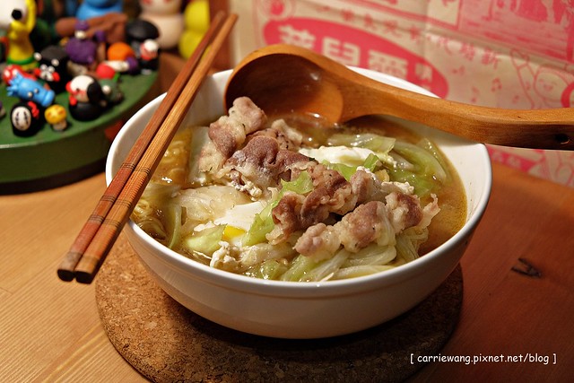 【台中下午茶推薦】裡屋樑水。老宅改造咖啡館，環境自在又悠閒，尤其是店狗巴比可愛又吸睛 @飛天璇的口袋