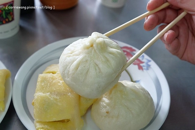 台中東區｜天津苟不理湯包．人氣超旺的信義街湯包，湯包一口咬下還會噴汁 @飛天璇的口袋