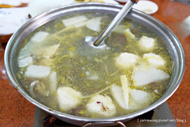 【台中合菜餐廳】鶴園鱻涮鍋。無菜單料理，小心不要失手點太多，酸菜白肉鍋還滿好吃的，小菜送很多盤 @飛天璇的口袋
