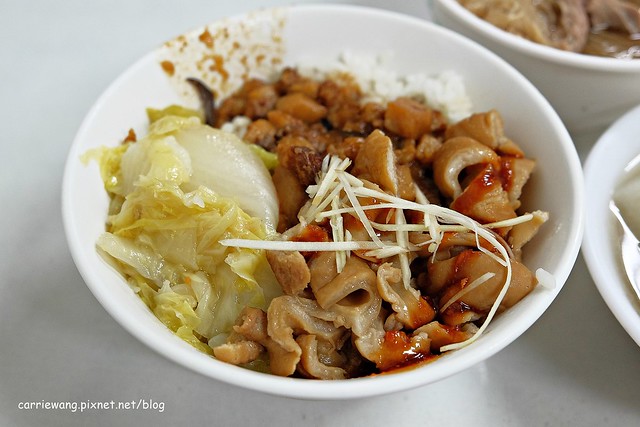 【台中小吃美食】太平．阿清香菇肉燥飯 當歸鴨麵線。營業至宵夜時段的台式小吃，在地人才知道的好味道，推薦好料蓋滿整碗飯的便當 @飛天璇的口袋