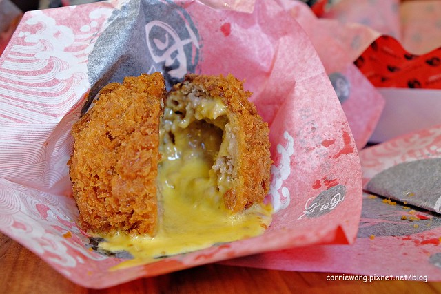 【台中一中商圈】雷丸牛肉丸專賣店。隱身在一中街巷弄間的日本在地小吃，超霸氣又鮮嫩多汁的爆漿牛肉丸衝擊著味蕾，2/5之前有特價優惠 @飛天璇的口袋