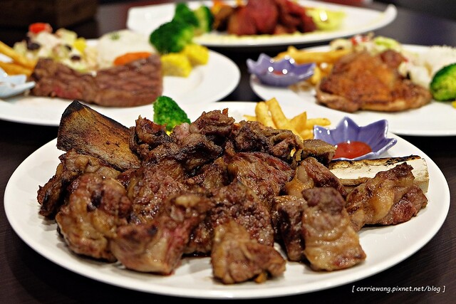 【台中牛排餐廳推薦】馬克碳烤牛排．Mark Steak。大口品嚐美國安格斯牛肉的鮮甜美味，商業午餐和學生套餐 $299元，價格非常超值優惠 @飛天璇的口袋