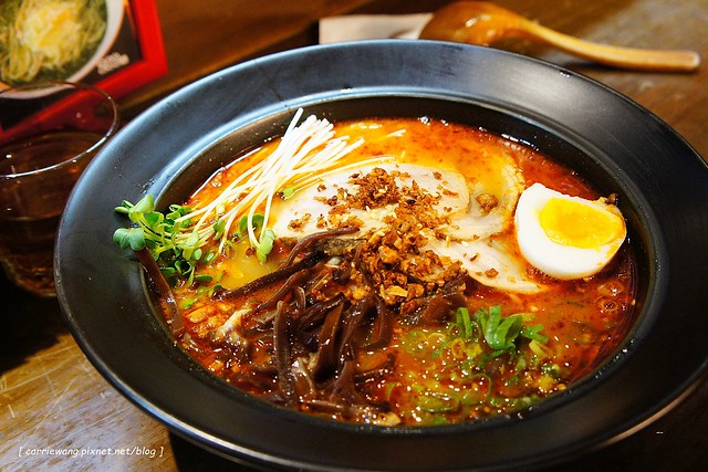 【台北拉麵推薦】樂麵屋@永康店。來自日本九州，客製化的口味，味道不錯，只是油蔥酥的味道重了一點 @飛天璇的口袋