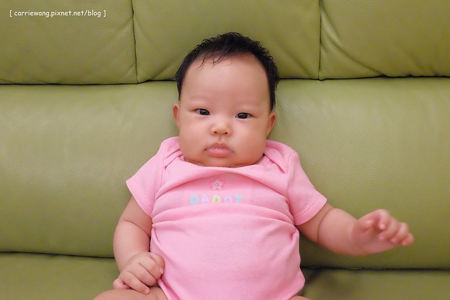 【育兒日記分享】小櫻桃出生0~3個月。全母乳的寶寶 / 出生24天剃頭 / 百歲醫生的育兒寶典 / 親密派的育兒方式 / 1個半月不夜奶 / 2個月左右會抬頭 / 趴睡睡的比較安穩 @飛天璇的口袋