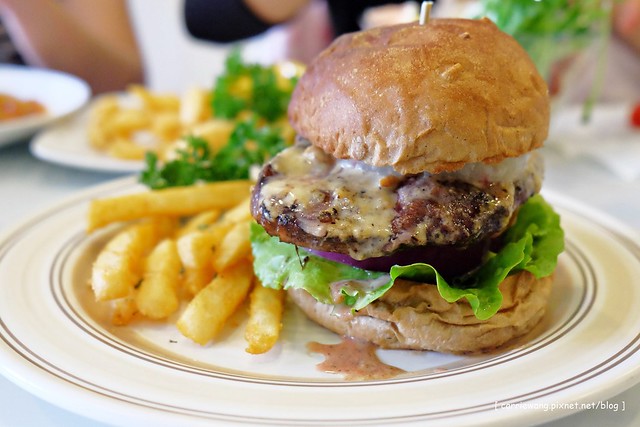 【台中漢堡餐廳】L&B’s Restaurant。薯條和鬆餅不錯吃，服務人員態度也很好 @飛天璇的口袋