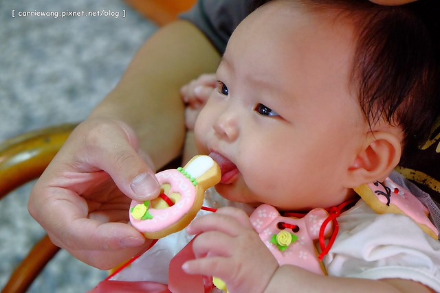 【育兒日記分享】小櫻桃滿四個月。收涎儀式記錄 / 超可愛的客製化收涎餅乾分享，收涎完之後口水還是很多 / 寶寶滿四個月就可以晚上出門囉！ @飛天璇的口袋