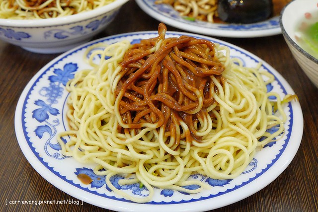 董媽涼麵：夏天吃涼麵最過癮，小菜滷味也很好吃，篤行市場附近的傳統小吃美食 @飛天璇的口袋