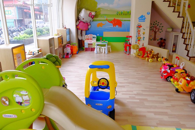 【台中親子餐廳】小布萊恩親子樂園餐廳．Little Brian。有遊戲區、兒童餐、尿布檯、哺乳室&hellip;適合0~4歲的小小孩，還會不定期舉辦寶寶爬行比賽和抓周活動 @飛天璇的口袋