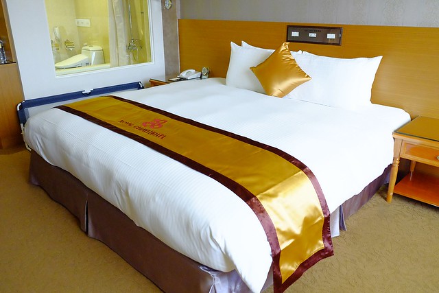 【嘉義住宿推薦】皇品國際酒店。2014年新開幕，位於嘉義市中心，距離交流道10分鐘車程，還有附設日式和西式餐廳，入住用餐很方便 @飛天璇的口袋