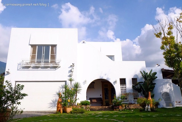 埔里微笑58｜座落在田野間的地中海城堡，前庭有一片大草皮，還有可愛的貓咪，有沙坑、BBQ、泡湯 @飛天璇的口袋