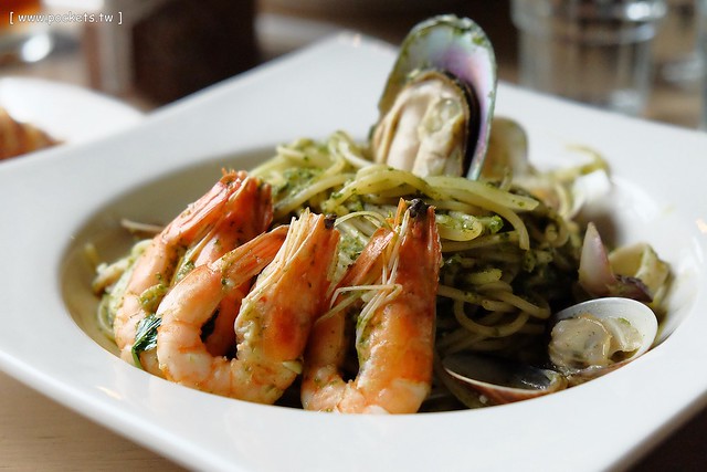 【台中義大利麵】薄多義義式手工披薩．Bite 2 eat@公益店。平價義式餐廳進駐台中，義大利麵和披薩都滿推薦的，裝潢帶有復古歐洲街道氛圍 @飛天璇的口袋