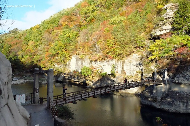 塔崖(塔のへつり)┃福島景點推薦：會津鐵道隱藏版密境，百萬年造就絕美風景，體驗大自然的鬼斧神工，秋天最適合賞楓旅遊 @飛天璇的口袋