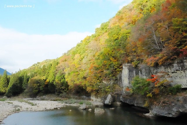 塔崖(塔のへつり)┃福島景點推薦：會津鐵道隱藏版密境，百萬年造就絕美風景，體驗大自然的鬼斧神工，秋天最適合賞楓旅遊 @飛天璇的口袋