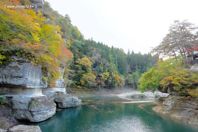 塔崖(塔のへつり)┃福島景點推薦：會津鐵道隱藏版密境，百萬年造就絕美風景，體驗大自然的鬼斧神工，秋天最適合賞楓旅遊 @飛天璇的口袋