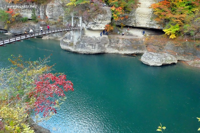 塔崖(塔のへつり)┃福島景點推薦：會津鐵道隱藏版密境，百萬年造就絕美風景，體驗大自然的鬼斧神工，秋天最適合賞楓旅遊 @飛天璇的口袋