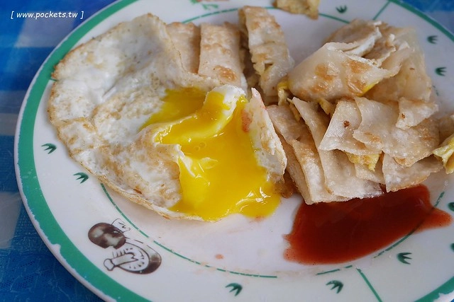 台中北區｜澎湖早點．現桿現煎的蛋餅香酥脆口，蛋餅搭配餛飩湯特殊吃法 @飛天璇的口袋