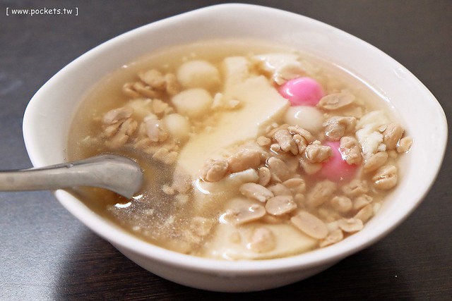 【台中小吃美食】大德街豆花。中醫商圈有機傳統豆花，綿密滑順好吃有豆香氣，多種不同口味可以選擇，加湯圓加芋圓多10元 @飛天璇的口袋