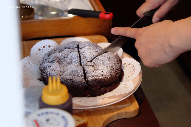 【台中下午茶】你好！もしもし珈琲甜點合作社：東海商圈巷弄裡老宅改建的咖啡館，專賣手沖咖啡與手作蛋糕，店裡有許多復古收藏品，環境小巧卻很有溫度 @飛天璇的口袋