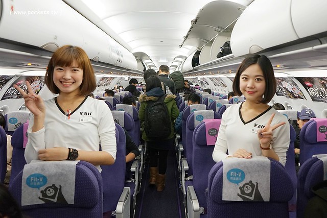 【日本名古屋】威航 Vair 桃園&rarr;名古屋 2015.12.15首航初體驗。首航有很多可愛的記念品，機上有吉祥物威熊合照，年輕空姐活潑又可愛 @飛天璇的口袋