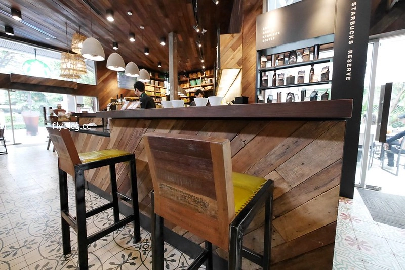 泰國曼谷｜Starbucks Langsuan．曼谷最美的星巴克，鄰近BTS Chit Lom奇隆站 @飛天璇的口袋