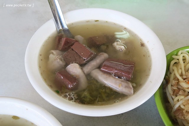 台中東區｜進德路無名乾麵老店，簡單樸實的拉仔麵，30年來屹立不搖 @飛天璇的口袋