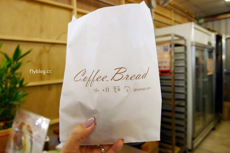 黃昏市場咖啡麵包┃台中南屯：市場裡的隱藏版銅板美食，現烤出爐的最好吃，黎明市場和一點利市場都買的到 @飛天璇的口袋