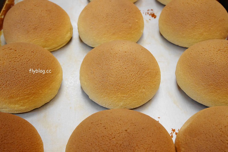 黃昏市場咖啡麵包┃台中南屯：市場裡的隱藏版銅板美食，現烤出爐的最好吃，黎明市場和一點利市場都買的到 @飛天璇的口袋