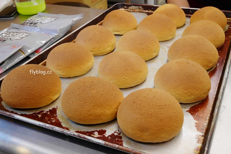 黃昏市場咖啡麵包┃台中南屯：市場裡的隱藏版銅板美食，現烤出爐的最好吃，黎明市場和一點利市場都買的到 @飛天璇的口袋