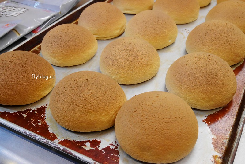 黃昏市場咖啡麵包┃台中南屯：市場裡的隱藏版銅板美食，現烤出爐的最好吃，黎明市場和一點利市場都買的到 @飛天璇的口袋