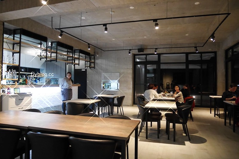 台中北屯｜眺高STAY WITH MOUNTAIN，北屯大坑景觀餐廳，眺望270&deg;的台中屯區夜景 @飛天璇的口袋