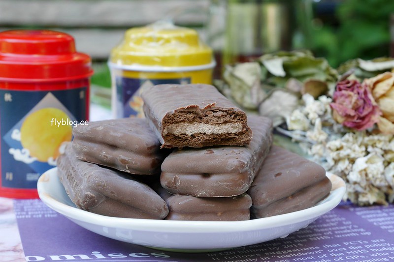 Tim Tam 巧克力餅乾：澳洲必買伴手禮推薦！100%澳洲原裝進口，味道香醇濃郁，每一口都是真材實料，Tim Tam 巧克力餅乾台灣也買的到哦！ @飛天璇的口袋