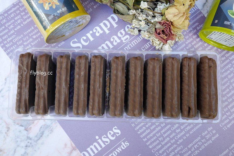 Tim Tam 巧克力餅乾：澳洲必買伴手禮推薦！100%澳洲原裝進口，味道香醇濃郁，每一口都是真材實料，Tim Tam 巧克力餅乾台灣也買的到哦！ @飛天璇的口袋