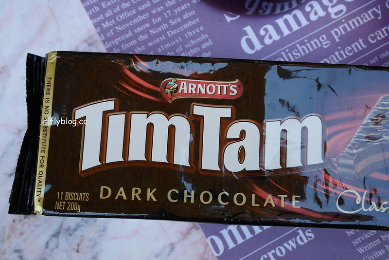Tim Tam 巧克力餅乾：澳洲必買伴手禮推薦！100%澳洲原裝進口，味道香醇濃郁，每一口都是真材實料，Tim Tam 巧克力餅乾台灣也買的到哦！ @飛天璇的口袋
