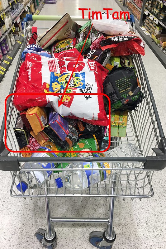 Tim Tam 巧克力餅乾：澳洲必買伴手禮推薦！100%澳洲原裝進口，味道香醇濃郁，每一口都是真材實料，Tim Tam 巧克力餅乾台灣也買的到哦！ @飛天璇的口袋