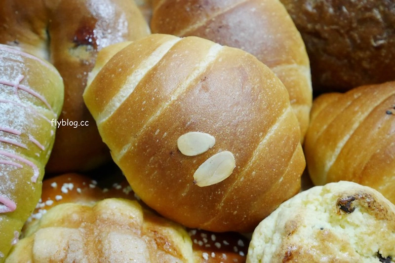 台中吳寶春麵包｜世界冠軍麵包台中也吃的到，推薦台中限定和鹽味可頌，還有冰淇淋也很好吃 @飛天璇的口袋