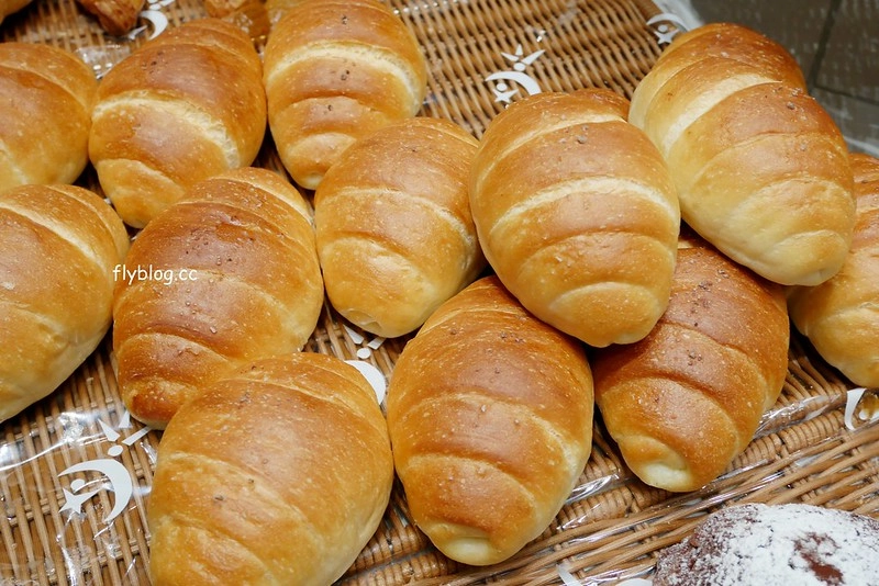 台中吳寶春麵包｜世界冠軍麵包台中也吃的到，推薦台中限定和鹽味可頌，還有冰淇淋也很好吃 @飛天璇的口袋