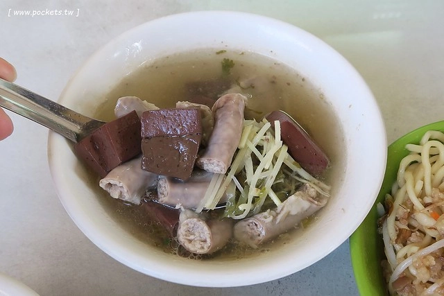 台中東區｜進德路無名乾麵老店，簡單樸實的拉仔麵，30年來屹立不搖 @飛天璇的口袋