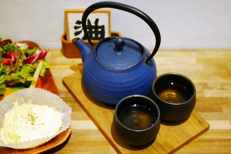 Overture序曲．審計336┃台中西區：台中人氣甜點店進駐草悟道商圈，一樣是老宅的氛圍，有審計新村店限定千層蛋糕 @飛天璇的口袋