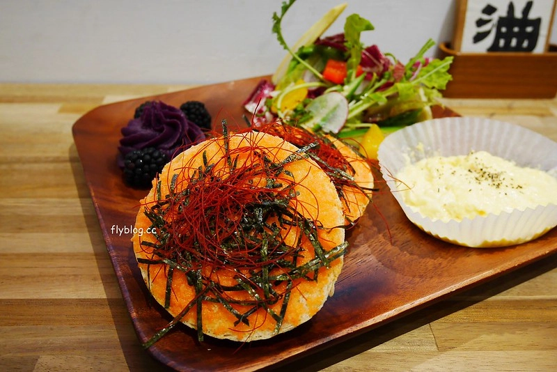 Overture序曲．審計336┃台中西區：台中人氣甜點店進駐草悟道商圈，一樣是老宅的氛圍，有審計新村店限定千層蛋糕 @飛天璇的口袋