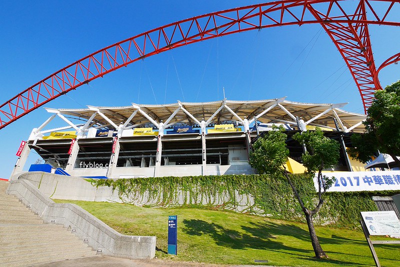 【台中北屯】台中洲際棒球場，台中棒球故事館文創園區，好運來迷你蛋婚宴會館，彩色馬卡龍貨櫃屋，IG打卡拍照和遛小孩的好地方 @飛天璇的口袋