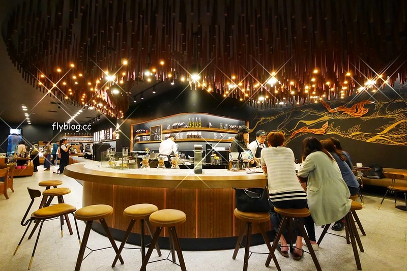 星巴克大英店 Starbucks┃台中南屯：全台灣第二家摩登典藏吧台門市，下午4點之後還提供咖啡啤酒，公益路IG拍照打卡新亮點 @飛天璇的口袋