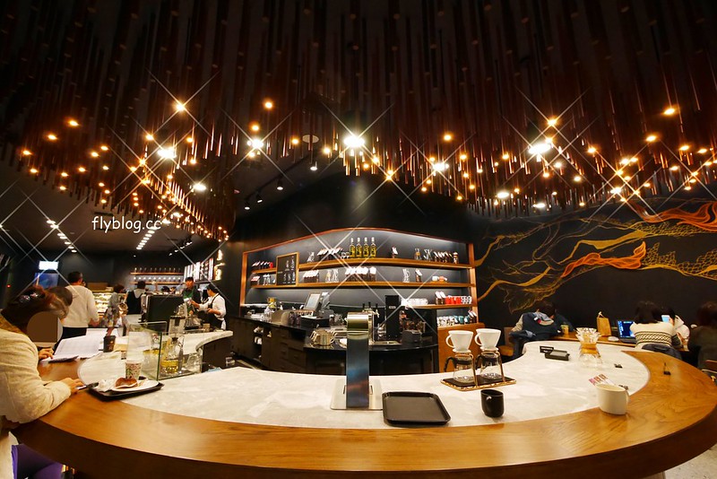 星巴克大英店 Starbucks┃台中南屯：全台灣第二家摩登典藏吧台門市，下午4點之後還提供咖啡啤酒，公益路IG拍照打卡新亮點 @飛天璇的口袋