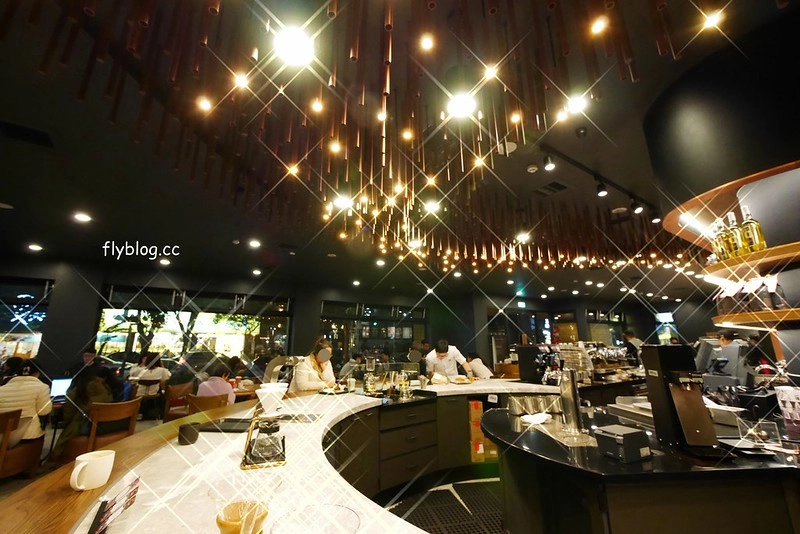 星巴克大英店 Starbucks┃台中南屯：全台灣第二家摩登典藏吧台門市，下午4點之後還提供咖啡啤酒，公益路IG拍照打卡新亮點 @飛天璇的口袋