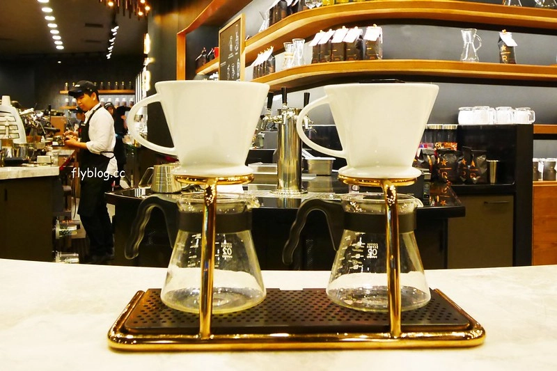 星巴克大英店 Starbucks┃台中南屯：全台灣第二家摩登典藏吧台門市，下午4點之後還提供咖啡啤酒，公益路IG拍照打卡新亮點 @飛天璇的口袋