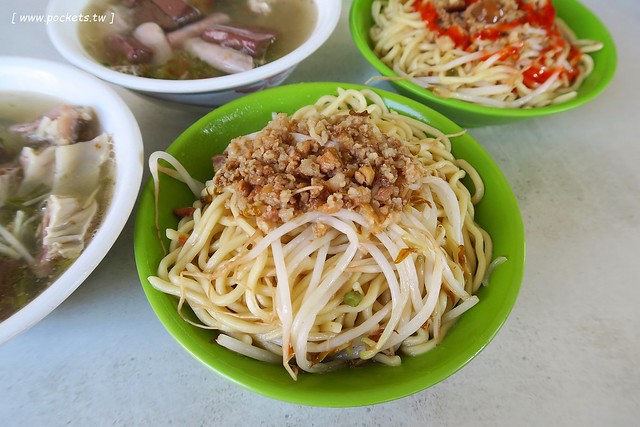 台中東區｜進德路無名乾麵老店，簡單樸實的拉仔麵，30年來屹立不搖 @飛天璇的口袋