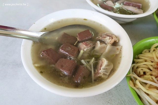 台中東區｜進德路無名乾麵老店，簡單樸實的拉仔麵，30年來屹立不搖 @飛天璇的口袋