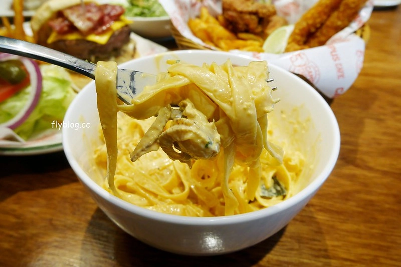 Campus Cafe┃台中西區：台北超人氣連鎖美式餐廳進駐台中，台中廣三SOGO百貨旗艦店11/15開幕，環境寬敞明亮充滿濃厚的美式氛圍 @飛天璇的口袋