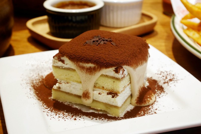 Campus Cafe┃台中西區：台北超人氣連鎖美式餐廳進駐台中，台中廣三SOGO百貨旗艦店11/15開幕，環境寬敞明亮充滿濃厚的美式氛圍 @飛天璇的口袋