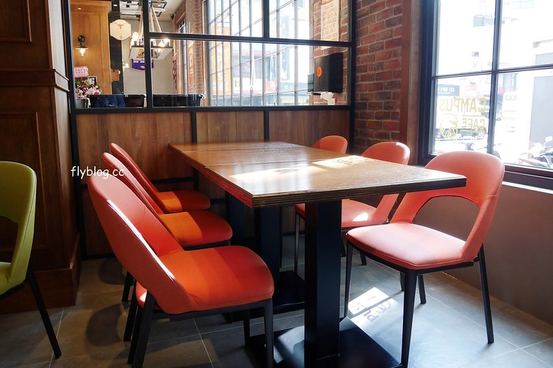 Campus Cafe┃台中西區：台北超人氣連鎖美式餐廳進駐台中，台中廣三SOGO百貨旗艦店11/15開幕，環境寬敞明亮充滿濃厚的美式氛圍 @飛天璇的口袋